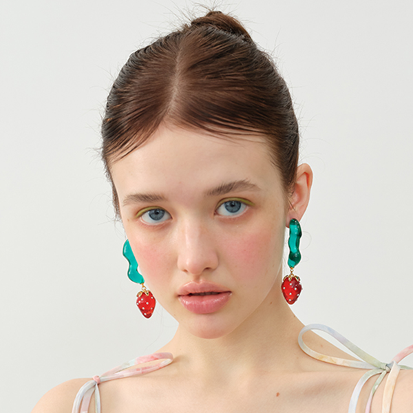 ストロベリーモチーフロングドロップピアス　《Z00793》