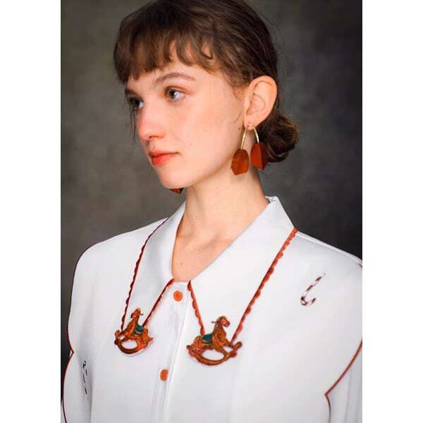 【2color】木馬刺繍配色ビッグ衿ブラウス C0109