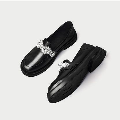 ビジューが光るブリテッシュローファー