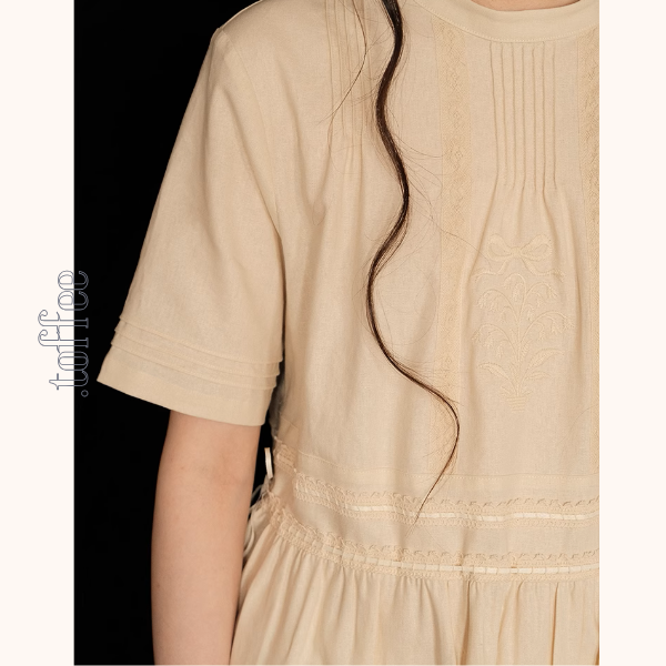 リボン刺繍とプリーツの上品ワンピース《Z01045》