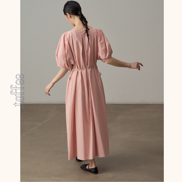バルーン袖とギャザーのピンクワンピース《Z01084》