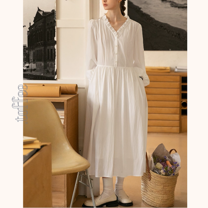 午前の光とフリル襟の白ワンピース《Z01121》