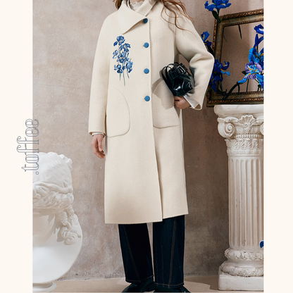 アイリス刺繍のアートボタンコート《Z01130》