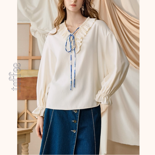 【2color】ひと筆の空を結ぶ、フリルとアートのブラウス《Z01124》