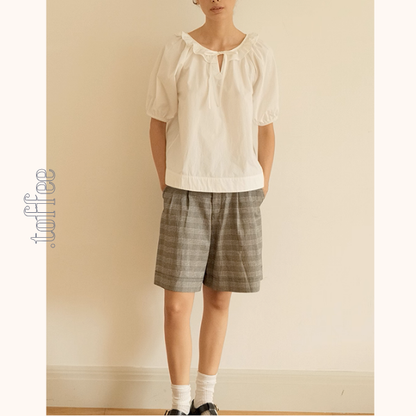 フリルネックとリボンのホワイトブラウス《Z01092》