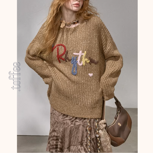 【2color】カラフル刺繍レターが踊るリズムニットプルオーバー《Z01492》