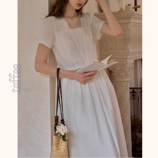 レース刺繍のホワイトロングワンピース《Z01093》