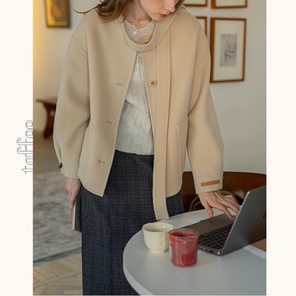 【2color】やさしい風にほどけるタイ付きショートコート《Z01174》