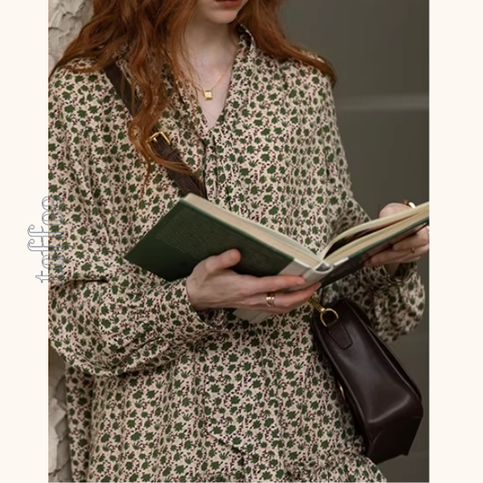 フローラルグリーンが映えるVネックボウタイワンピース《Z01313》