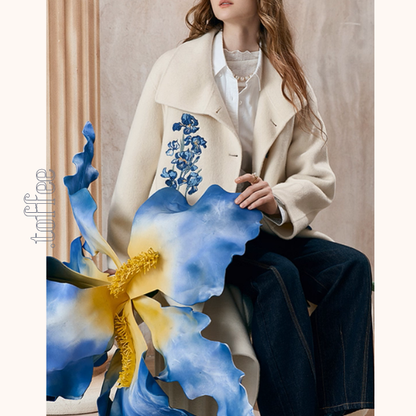 アイリス刺繍のアートボタンコート《Z01130》