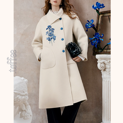 アイリス刺繍のアートボタンコート《Z01130》