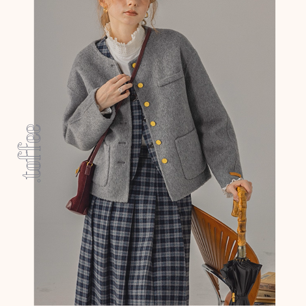 【3color】金のボタンが奏でるアートショートコート《Z01175》