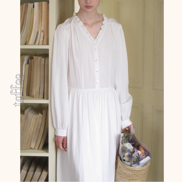 午前の光とフリル襟の白ワンピース《Z01121》