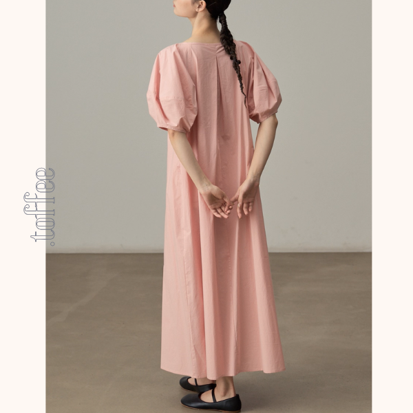 バルーン袖とギャザーのピンクワンピース《Z01084》