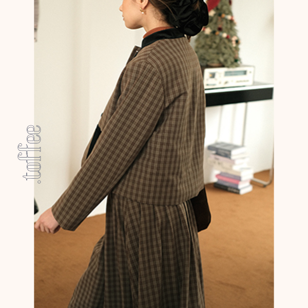 ブラックポケット付きジャケット＆ミモレ丈スカートのブラウンチェックセットアップ　Z00514