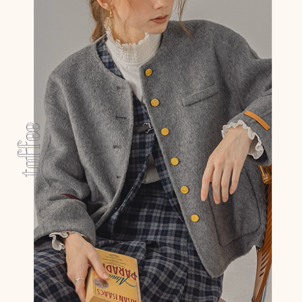 【3color】金のボタンが奏でるアートショートコート《Z01175》