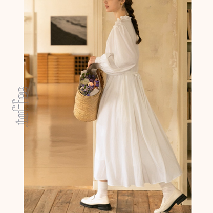 午前の光とフリル襟の白ワンピース《Z01121》