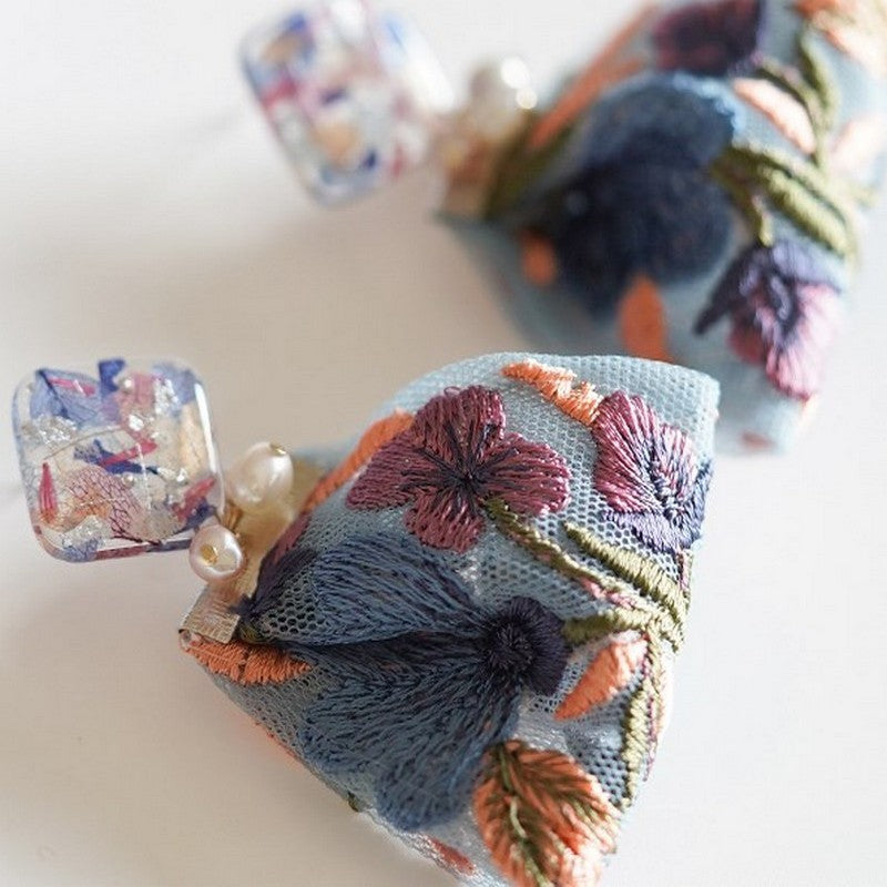 花を閉じ込めた刺繍リボンピアス