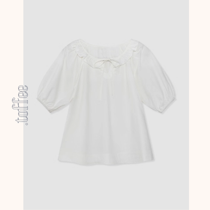 フリルネックとリボンのホワイトブラウス《Z01092》