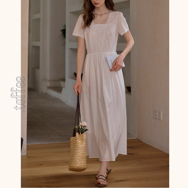 レース刺繍のホワイトロングワンピース《Z01093》