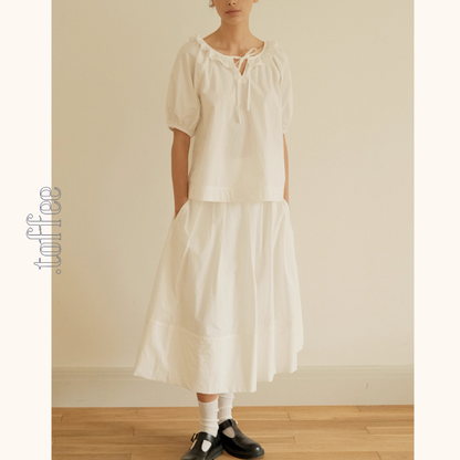 フリルネックとリボンのホワイトブラウス《Z01092》