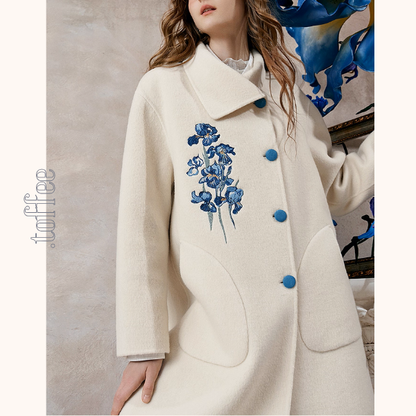 アイリス刺繍のアートボタンコート《Z01130》