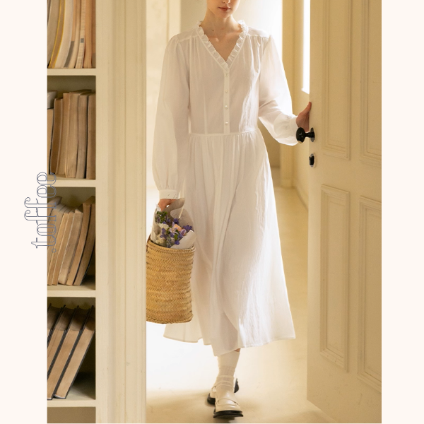 午前の光とフリル襟の白ワンピース《Z01121》