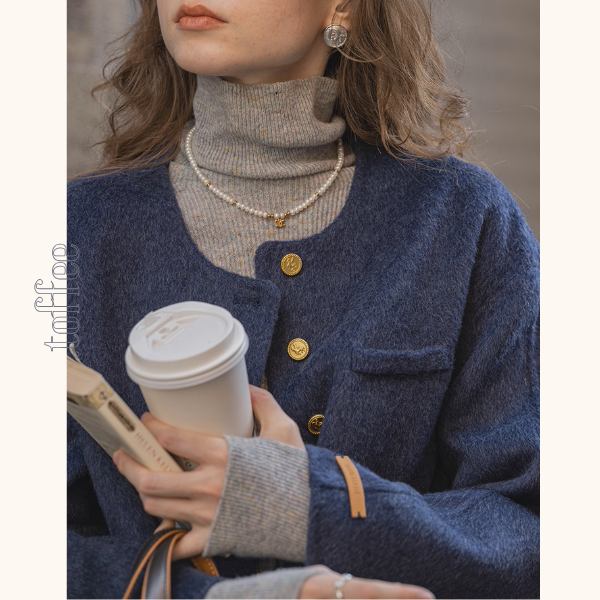 【3color】金のボタンが奏でるアートショートコート《Z01175》