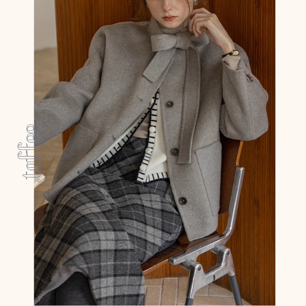 【2color】やさしい風にほどけるタイ付きショートコート《Z01174》