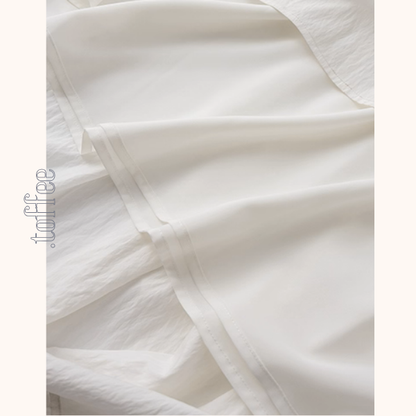 午前の光とフリル襟の白ワンピース《Z01121》