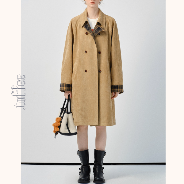 大人レトロに映えるチェック袖口のカーキトレンチコート《Z01182》