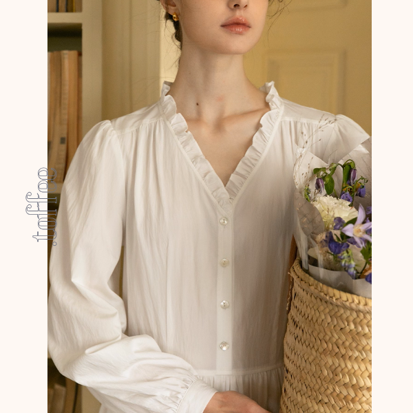 午前の光とフリル襟の白ワンピース《Z01121》