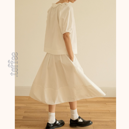 フリルネックとリボンのホワイトブラウス《Z01092》