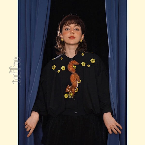 森のファンタジー：花の妖精と無邪気なリスの刺繍タイ 《C0190》