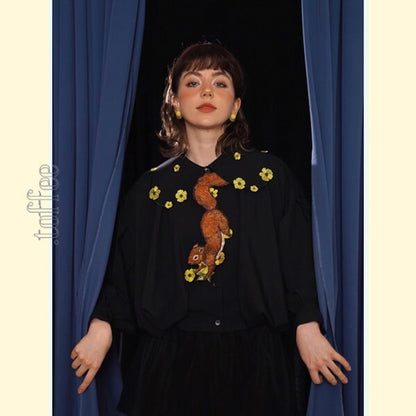 森のファンタジー：花の妖精と無邪気なリスの刺繍タイ 《C0190》