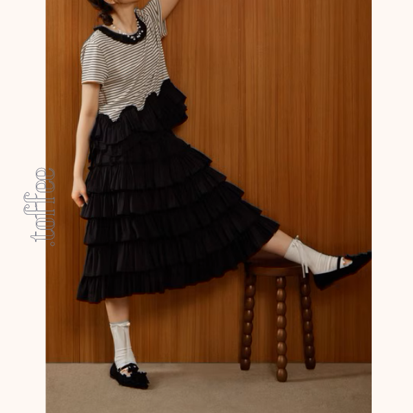 ストライプ切り替えラッフルヘムトップ＆ティアードミモレ丈スカートのセットアップ《Z00941》