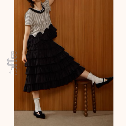 ストライプ切り替えラッフルヘムトップ＆ティアードミモレ丈スカートのセットアップ《Z00941》