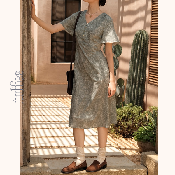 優美なペイズリー柄Vネックワンピース《Z01047》