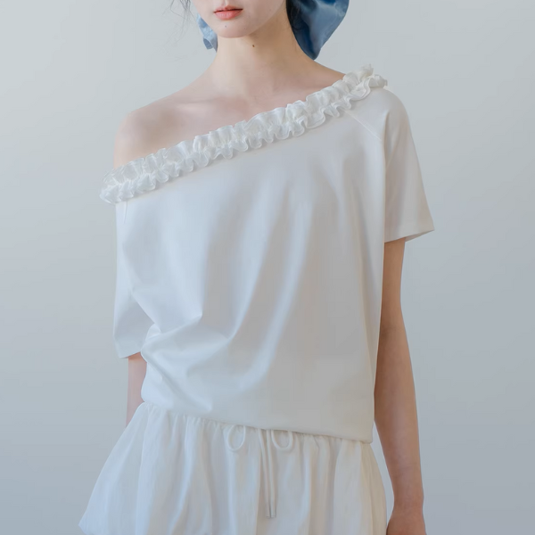 【2color】フリル襟のオフショルダートップ《Z01072》
