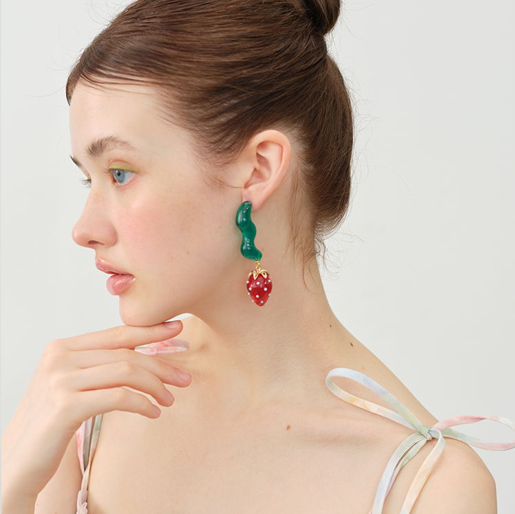 ストロベリーモチーフロングドロップピアス　《Z00793》