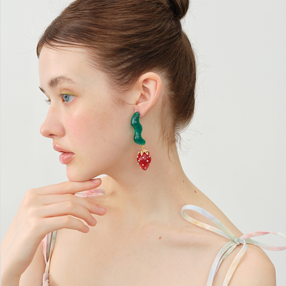 ストロベリーモチーフロングドロップピアス　《Z00793》