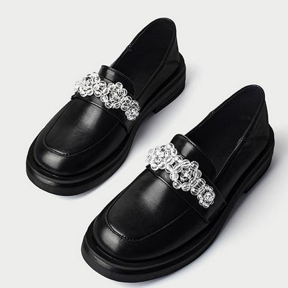 ビジューが光るブリテッシュローファー