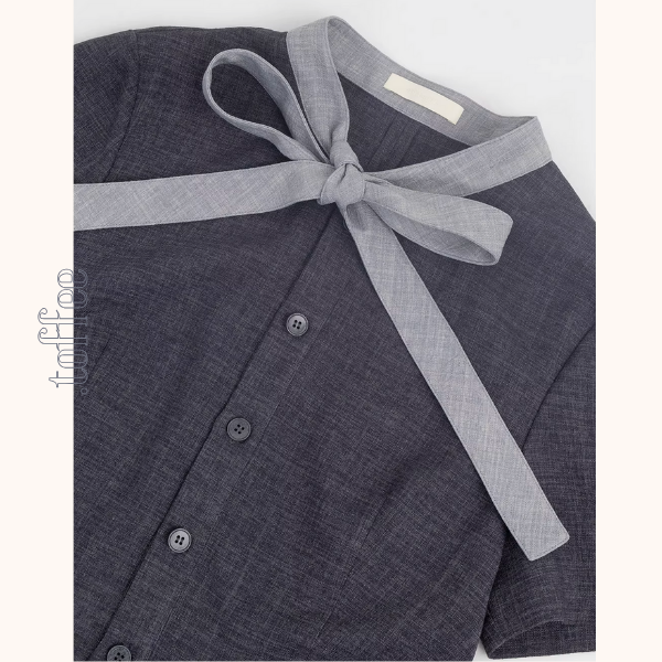 リボン襟とプリーツが彩るミニワンピース《Z01077》