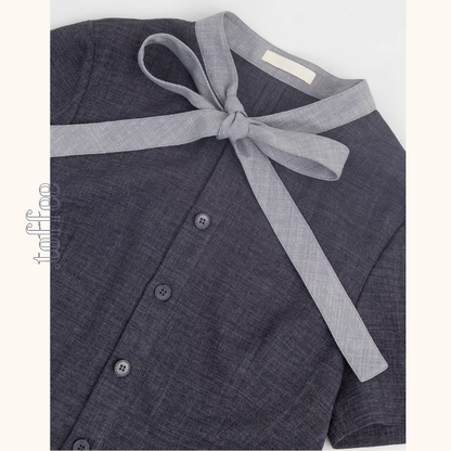 リボン襟とプリーツが彩るミニワンピース《Z01077》