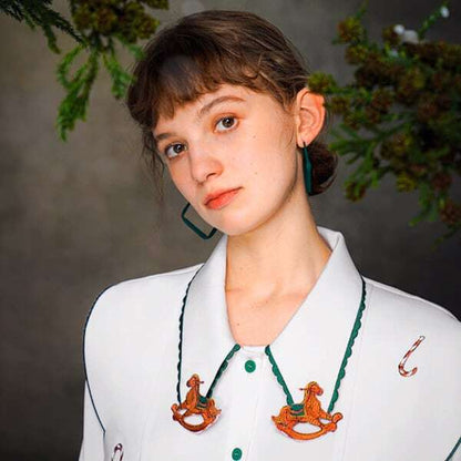 【2color】木馬刺繍配色ビッグ衿ブラウス C0109