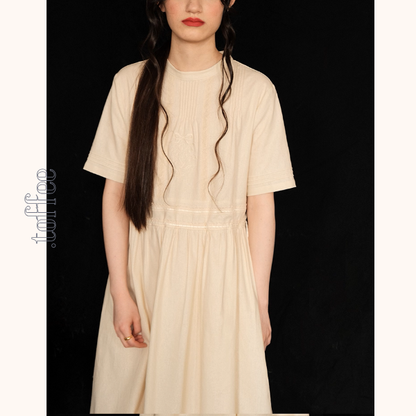 リボン刺繍とプリーツの上品ワンピース《Z01045》