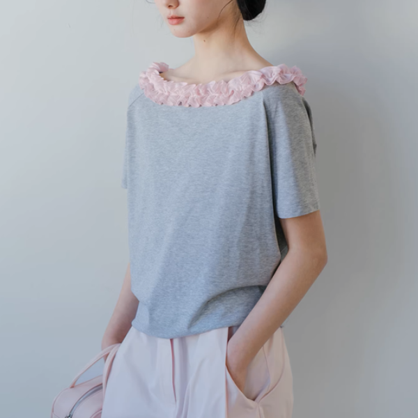 【2color】フリル襟のオフショルダートップ《Z01072》