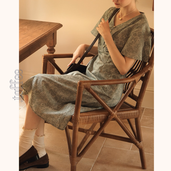 優美なペイズリー柄Vネックワンピース《Z01047》