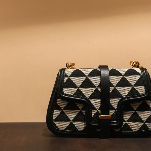 トライアングルプリントフラップメッセンジャーバッグ　AU-170