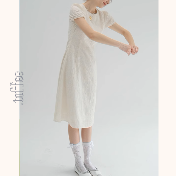 パフスリーブ蝶柄刺繍入りミモレ丈ワンピース《Z00873》